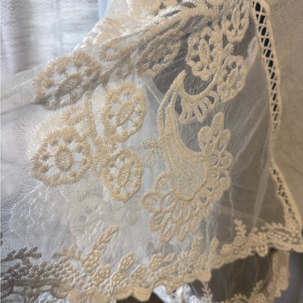 NWOT Amber Shea Elegant White Lace Women's Top Perfection!! great - Picture 3 of 7